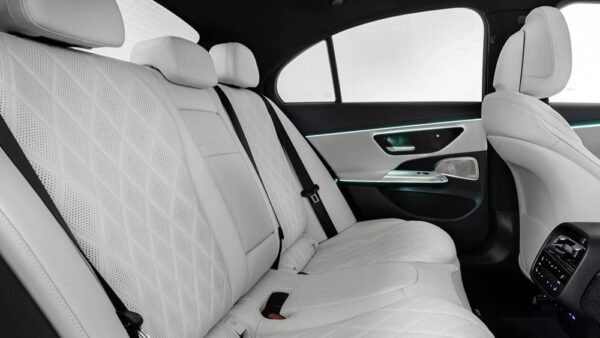 18 Mercedes-Benz Classe E 2023 Interieur Sieges Arriere.jpg interrieur de la classe E