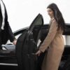woman-getting-taxi-car-scaled Location avec chauffeur premium