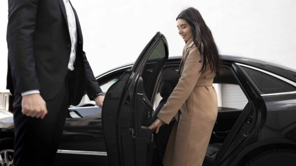 woman-getting-taxi-car-scaled Location avec chauffeur premium